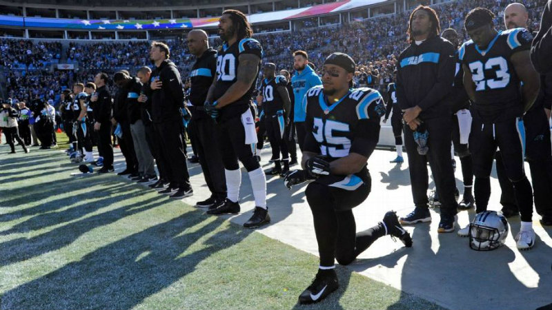 Jugadores de Panthers arrodillados durante himno de Estados Unidos
