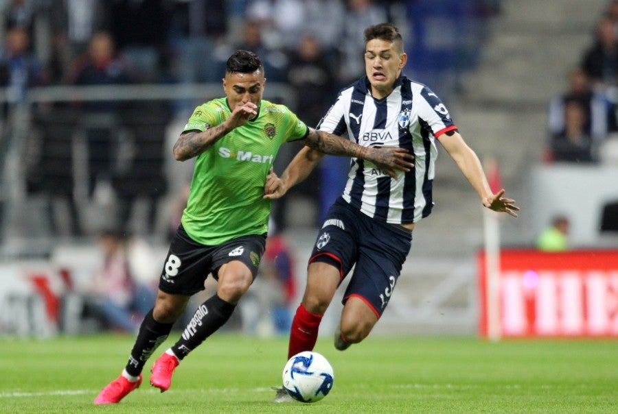 César Montes durante un partido con Monterrey