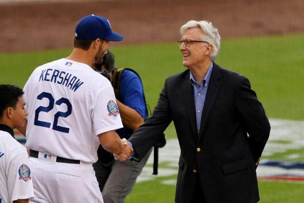 Clayton Kershaw saluda a uno de los accionistas de Dodgers