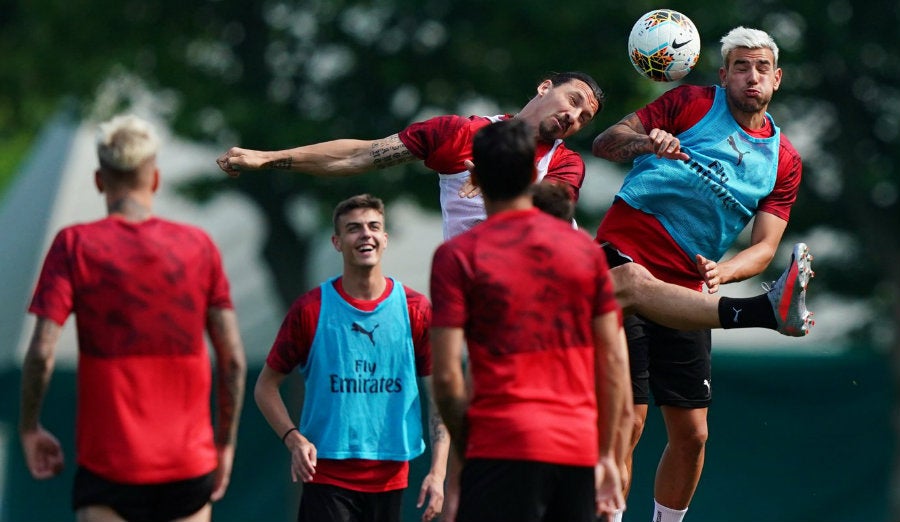 El sueco pelea un balón por los aires