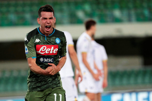 Hirving Lozano celebra un gol con Napoli