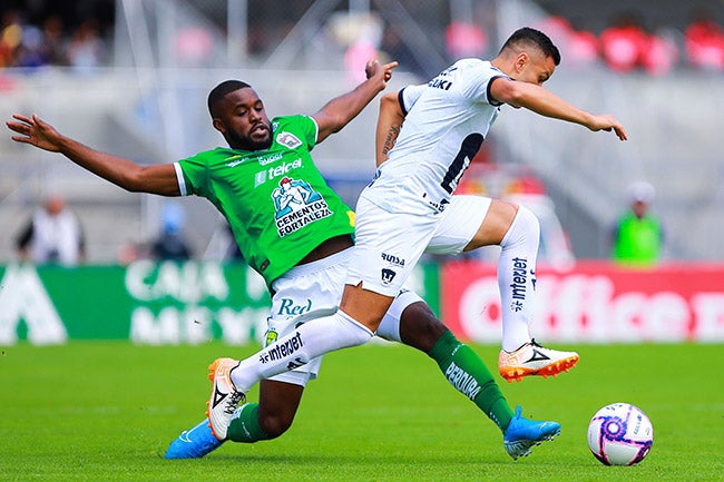 Campbell pelea el balón en un juego de León