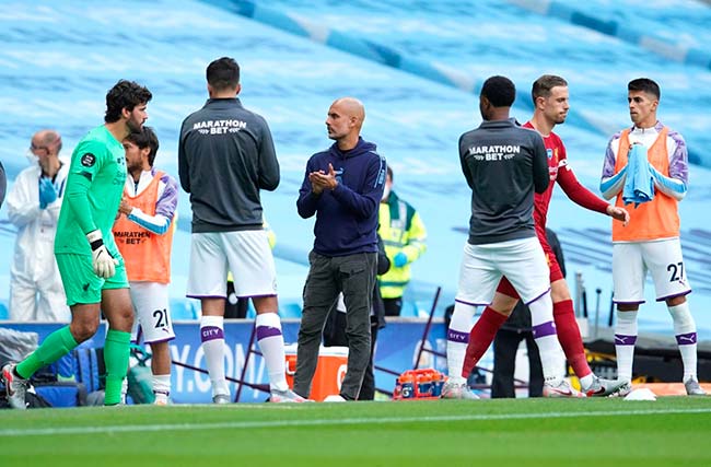Guardiola aplaude a los jugadores del Liverpool en el pasillo