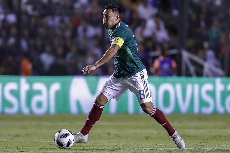 Marco Fabián, en un duelo con Selección Mexicana