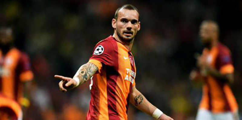 Wesley Sneijder durante un duelo con el Galatasaray 