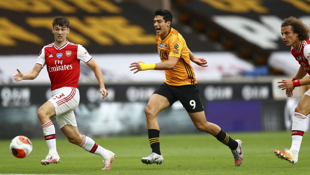 Raúl Jiménez en acción con Wolverhampton