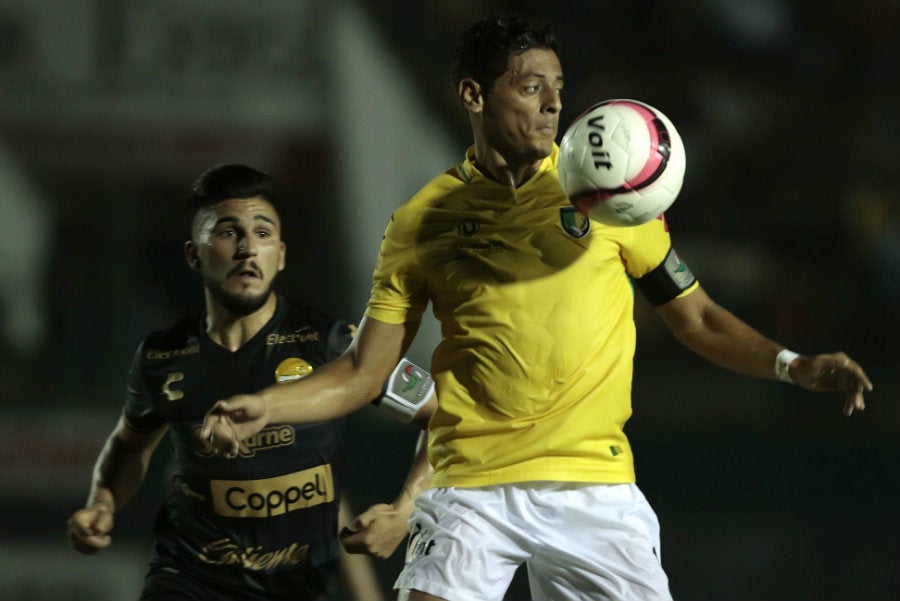 Alejandro Vela en un juego con Venados de Mérida