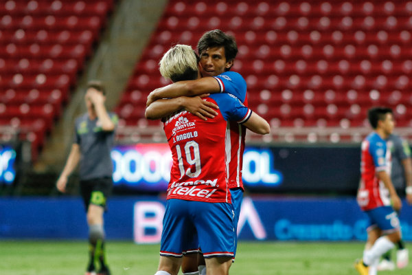 JJ Macías y Jesús Angulo celebran un gol