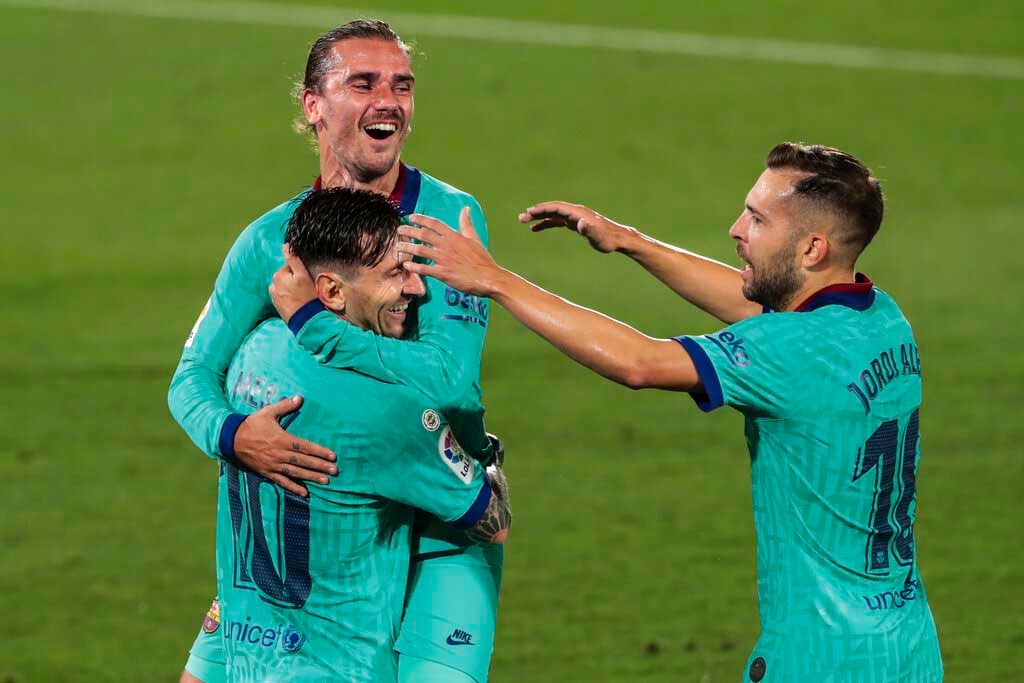 Messi celebra con sus compañeros un gol del Barça