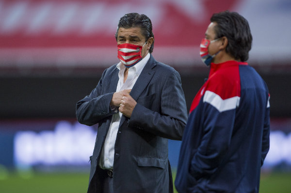 El entrenador de las Chivas durante un partido
