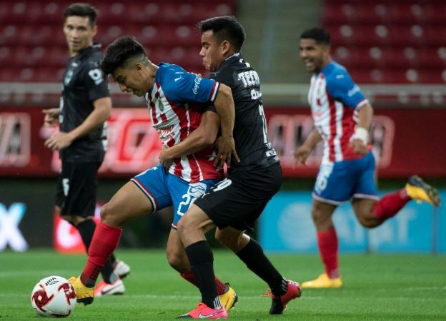 Beltrán y Charly Rodríguez luchan por el balón