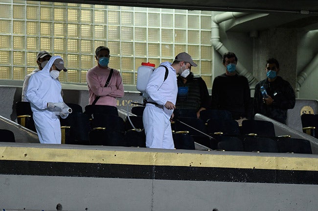 Sanitización del palco en el Olímpico Universitario