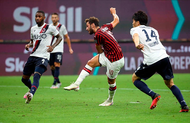 Hakan Calhanoglu durante el duelo ante el Bolonia 