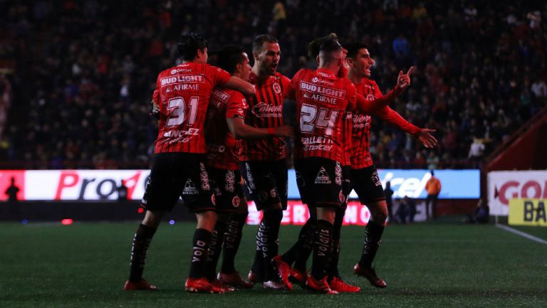 Jugadores de Xolos celebrando un gol