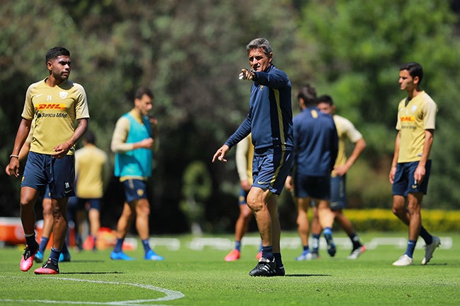 Míchel, en un entrenamiento de Pumas