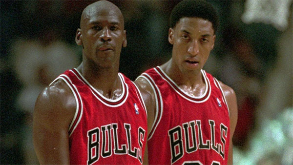 Pippen y Jordan en un juego con los Bulls en los años noventa 