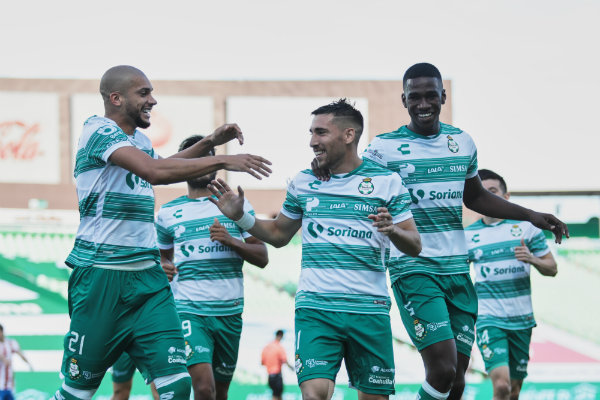 Jugadores de Santos celebran un gol