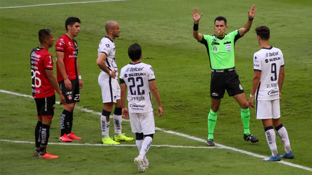 Jugada en el duelo entre Atlas y Pumas