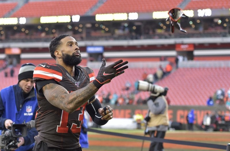 Odell Beckham Jr. lanza uno de sus guantes a la afición