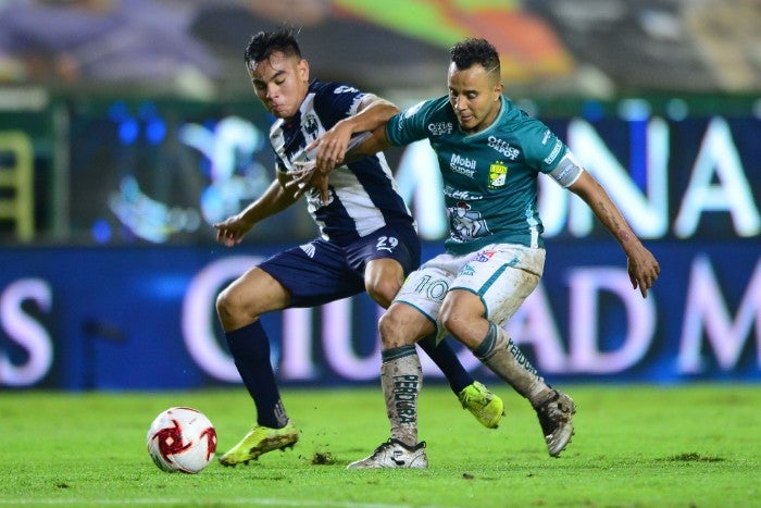 Carlos Rodríguez pelea el balón con Montes