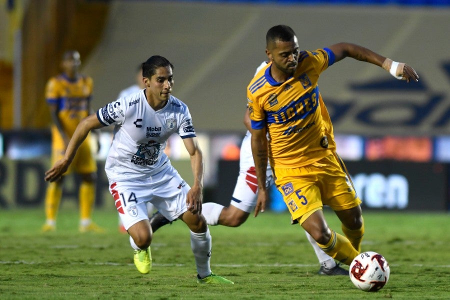 Erick Aguirre durante un partido con Pachuca