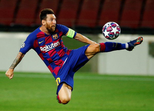 Messi en acción ante Napoli