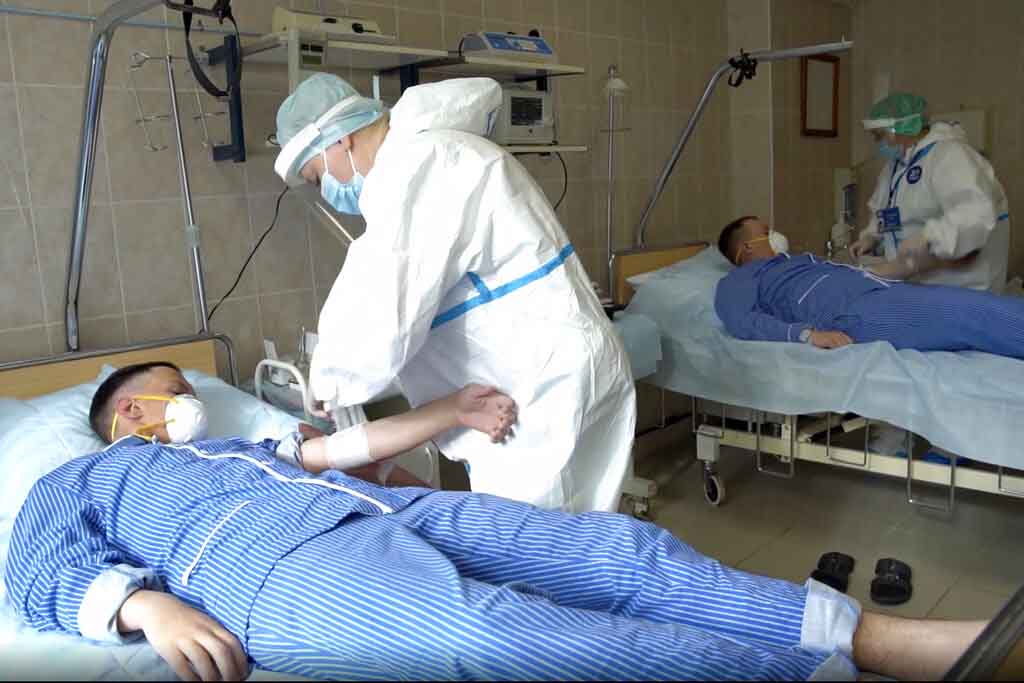 Médicos de Rusia atienden a un afectado por Covid-19
