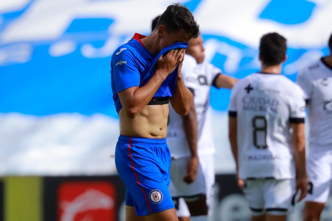 Lichnovsky se cubre el rostro en el juego ante Querétaro
