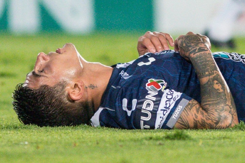 Víctor Guzmán durante un partido con Pachuca