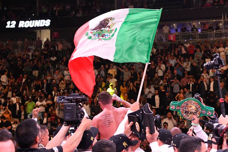 Canelo celebrando una victoria con la afición 