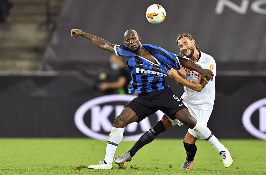 Lukaku pelea el balón con Nemanja Gudelj