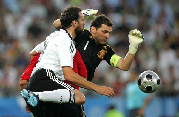 Christoph Metzelder en acción con Alemania ante España 