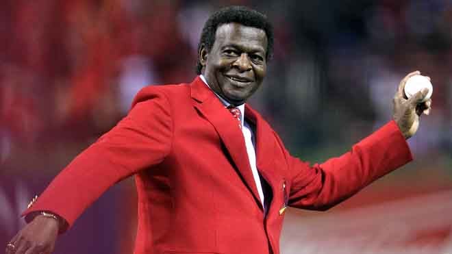 Lou Brock lanza la pelota en un evento