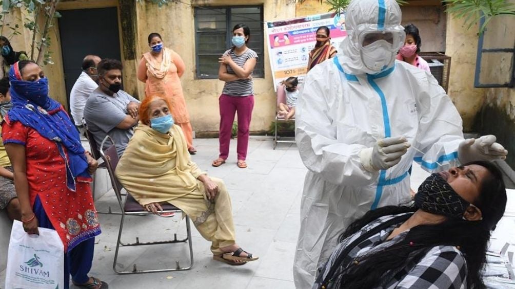 Toma de muestras de covid-19 en India