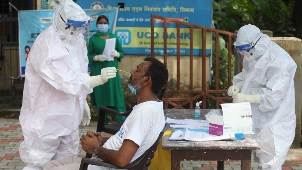 Toma de muestras de covid-19 en India