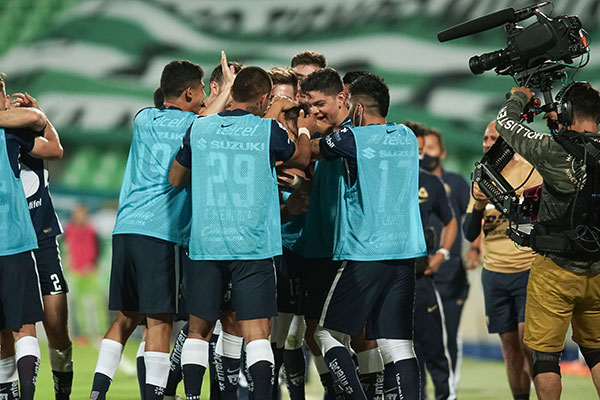 Jugadores de Pumas festejan uno de los goles contra Santos