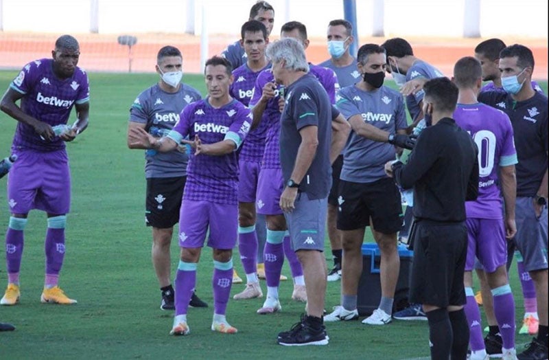 Andrés Guardado charla con Manuel Pellegrini