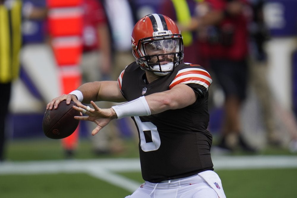 Baker Mayfield se prepara para lanzar el ovoide