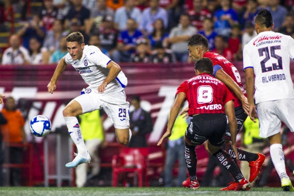 Santi Giménez en acción con Cruz Azul