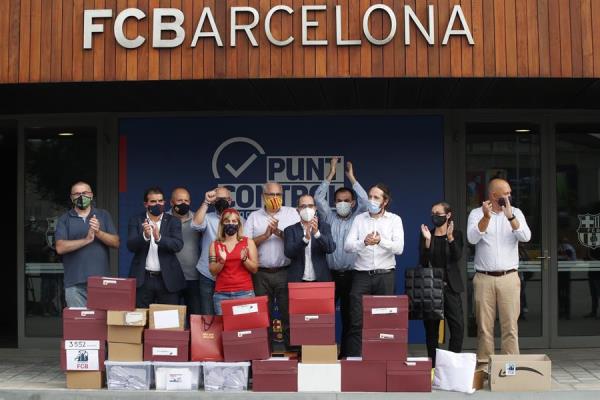 Impulsores de la iniciativa en las afueras de Camp Nou