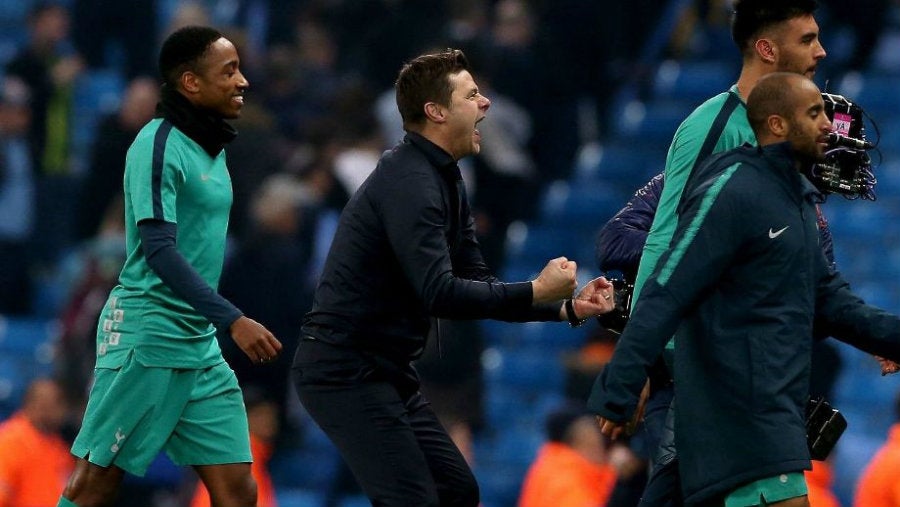 El técnico con los jugadores de los Spurs