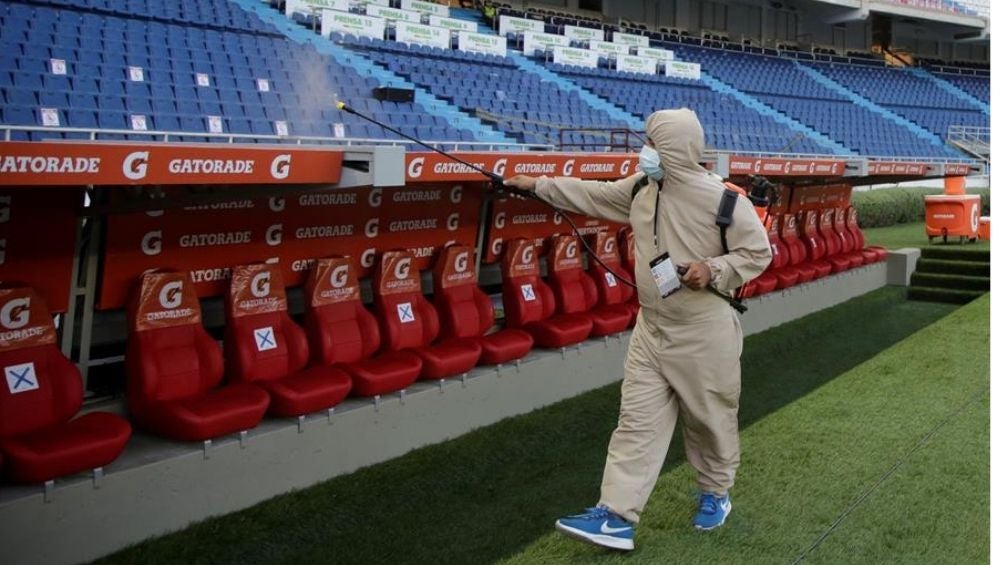 Desinfección de la cancha de Atlético Junior previo al encuentro de Libertadores 