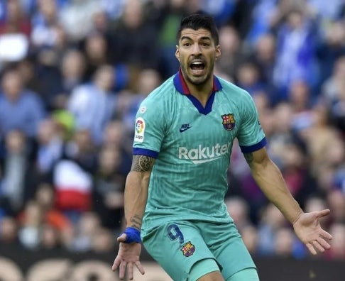 Suárez pidiendo un balón en un juego 