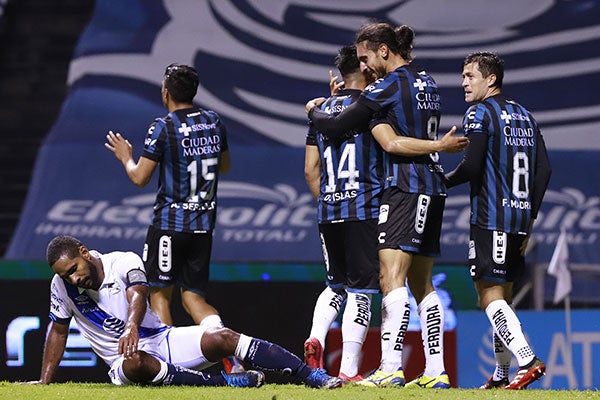 Jugadores de Gallos festejan un gol