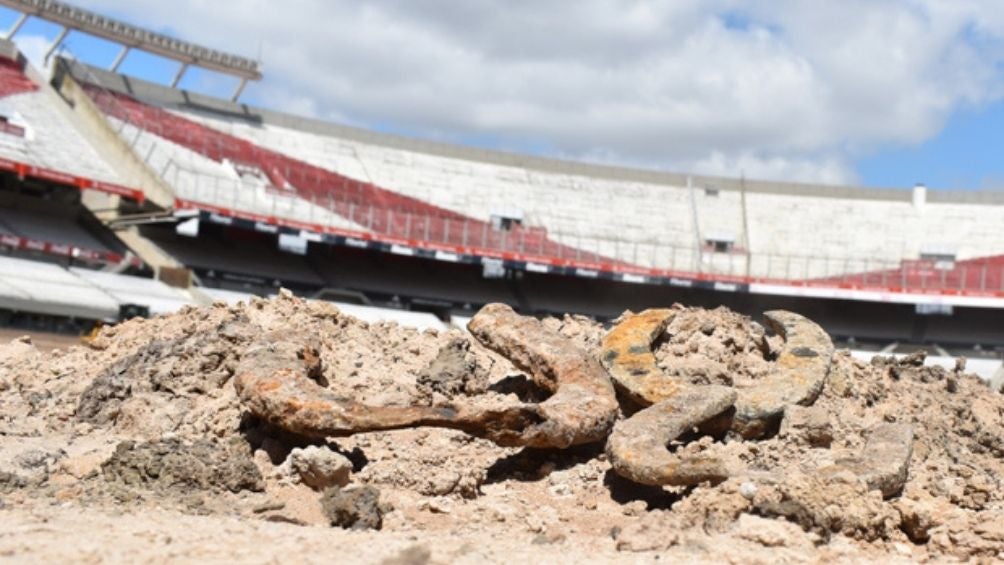 Herraduras encontradas en la cancha de River Plate