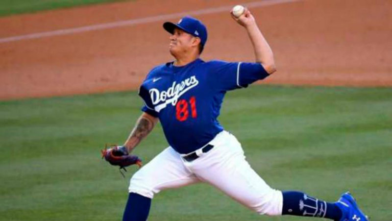 González lanzando en juego de Dodgers