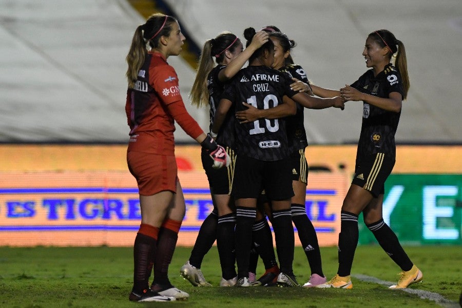 Jugadoras de Tigres Femenil celebran gol vs América