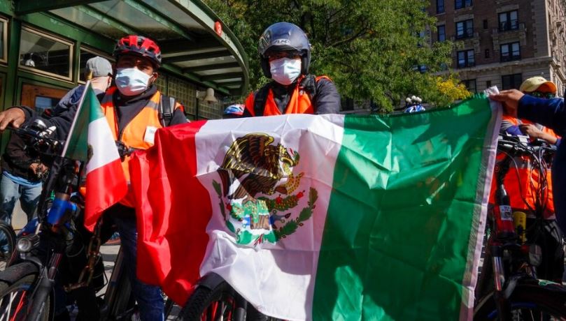 Repartidor con bandera de México en tiempos de Covid-19