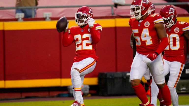 Jugadores de los Chiefs celebran una jugada ante los Pats