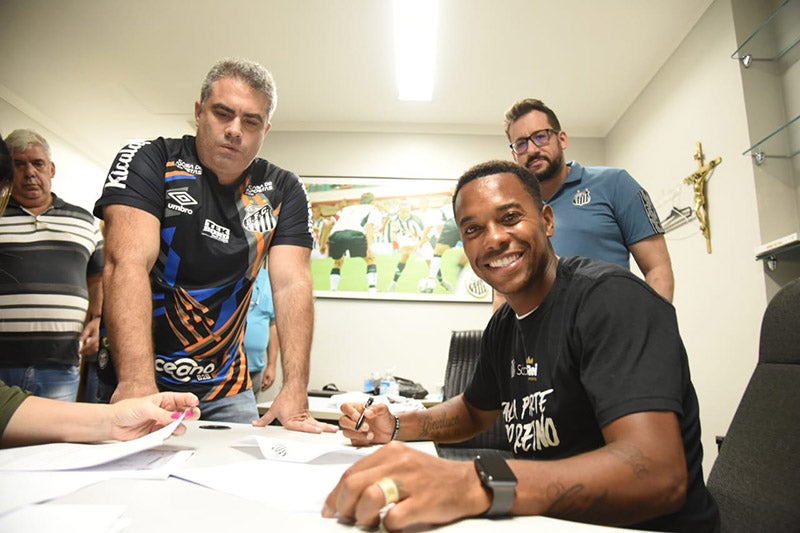 Robinho durante la firma de su contrato con Santos FC 